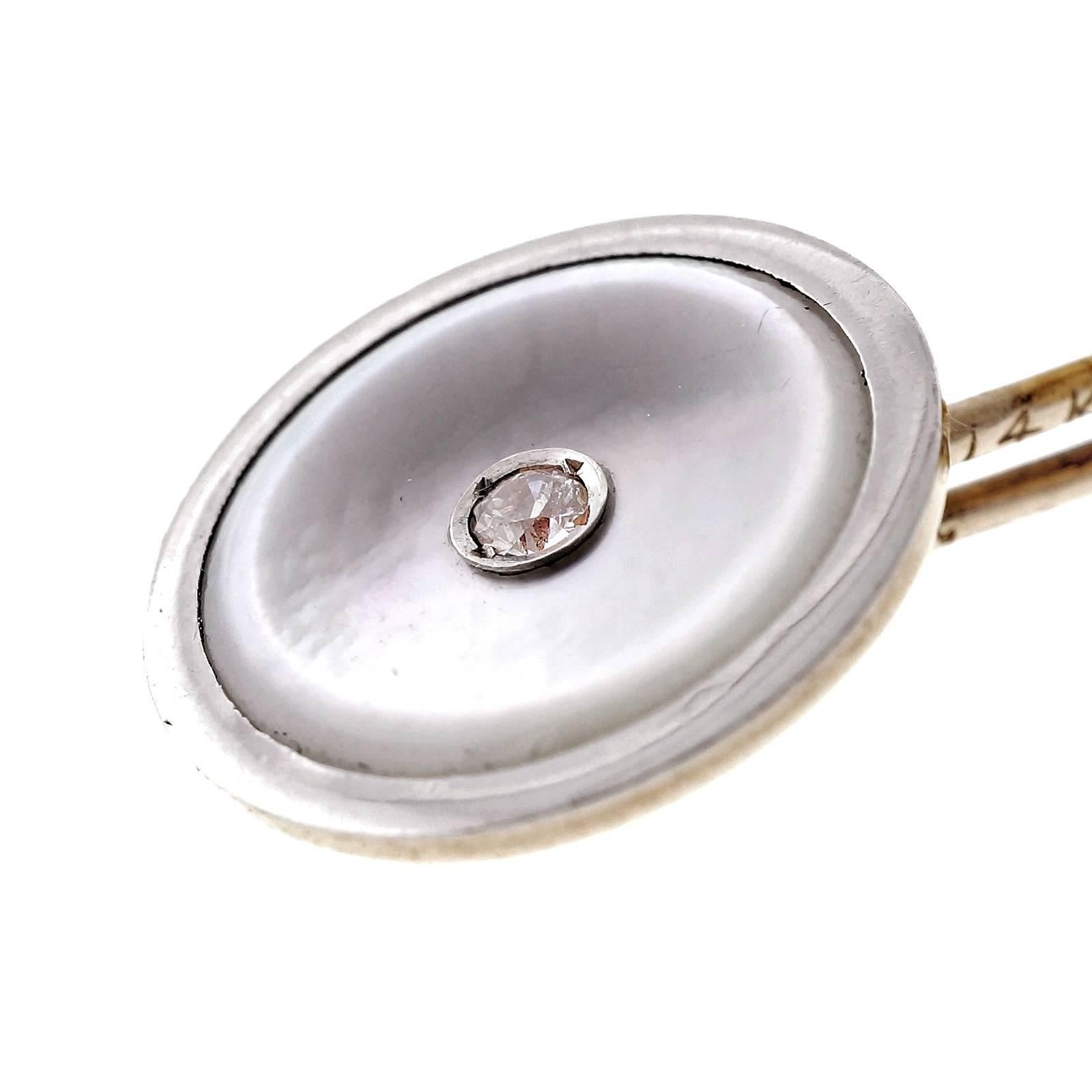 Perlmutt Diamant Platin Gold Manschettenknöpfe. Doppelseitige Manschettenknöpfe um 1930 mit Platinrand und 14-karätigem Sockel.

Platin & 14k Gelbgold
4 runde Diamanten, Gesamtgewicht ca. .12cts, H, VS
4 runde Perlmutte, 11mm
Geprüft und