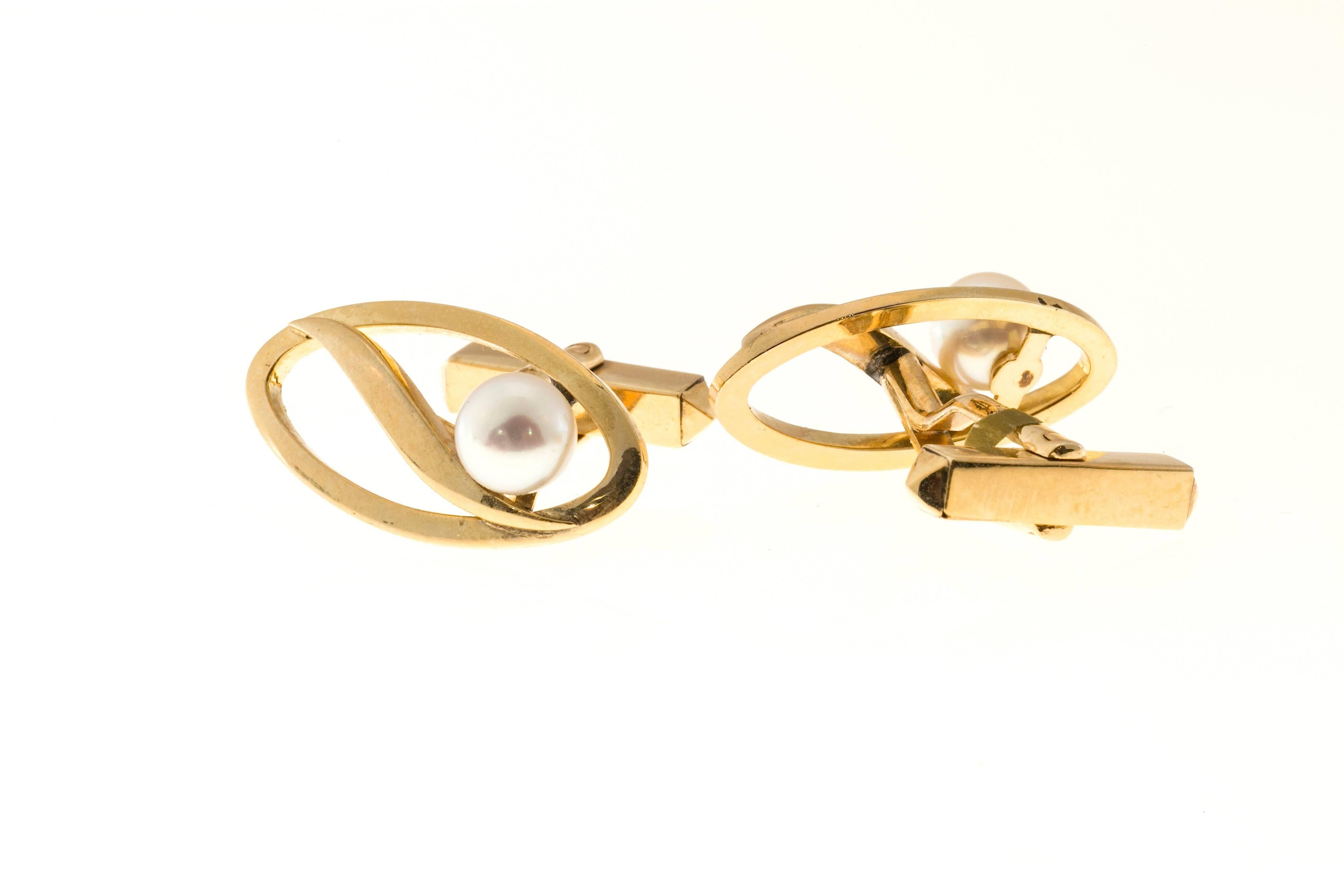 Solid 14k Mikimoto 6.5mm pearl cuff links.

Two fine AA Mikimoto 6.5mm cultured pearls
14k Yellow Gold
Stamped:  Mikimoto K 14
10.2 grams
Across:  25.3mm or 1 inch
Top to bottom: .51 inch or 13mm
