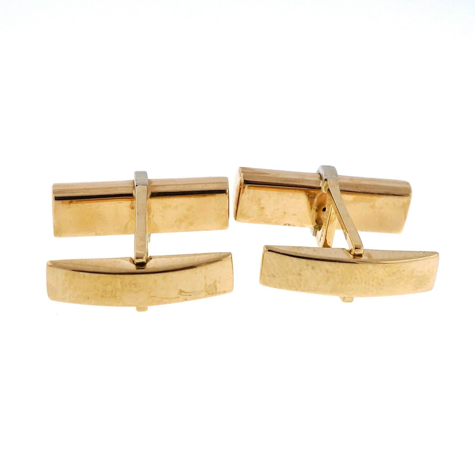 1950 to 1959 Larter & Sons 14k yellow gold ribbed cylinder cuff links with a white gold bar that holds the cylinder.

14k Yellow and white gold
Brand: Larter & Sons
Top to bottom: 8.46mm or .33 inch
Width: 20.83mm or .82 inch
Depth: 5.51mm
10.7