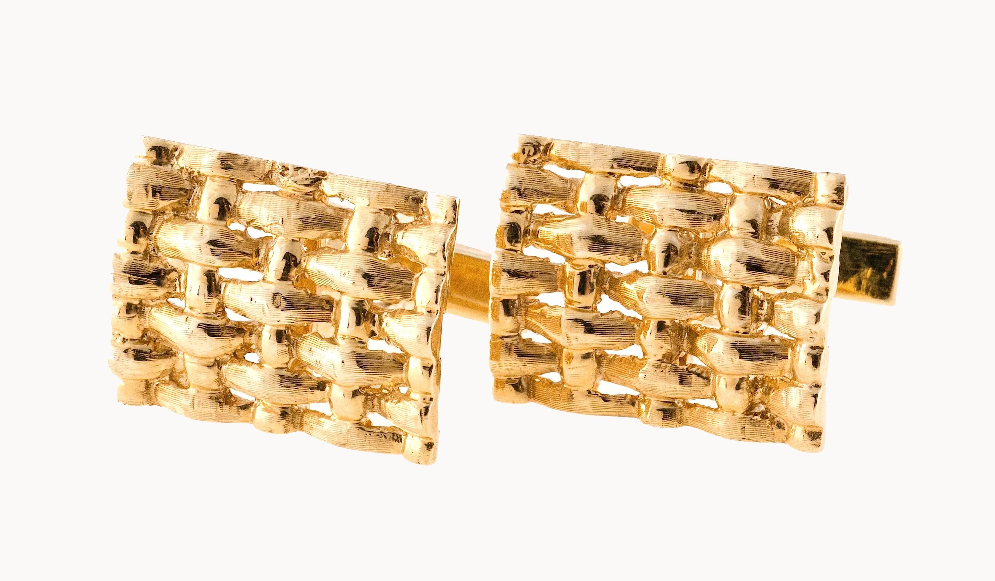 Domed rectangular woven textured solid 14k cuff links. Circa 1960’s.

14k Yellow Gold
Stamped: 14k
12.8 grams
13/16 x 5/8 inch
