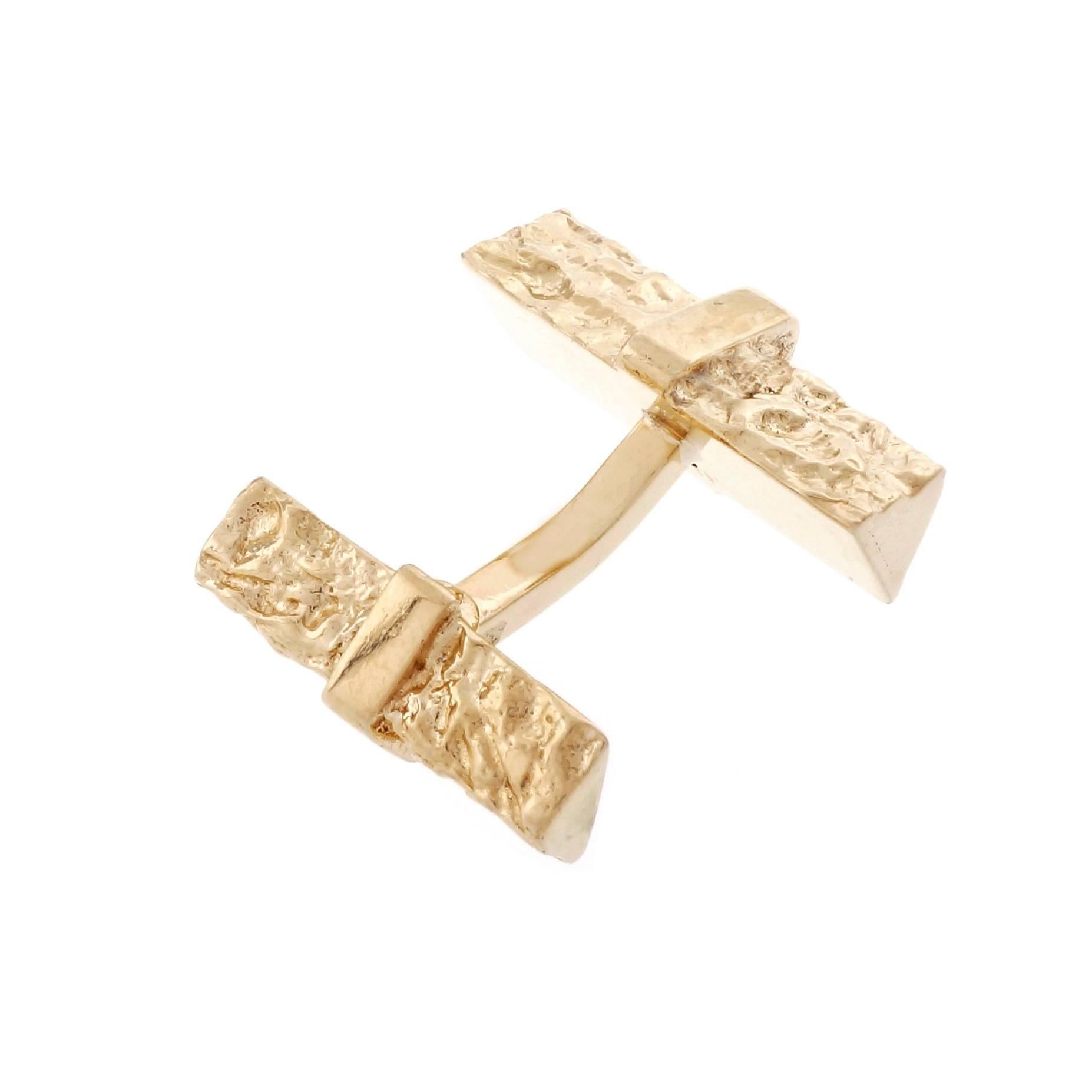 Two Sided Gold Bark Cufflinks In Good Condition In Stamford, CT