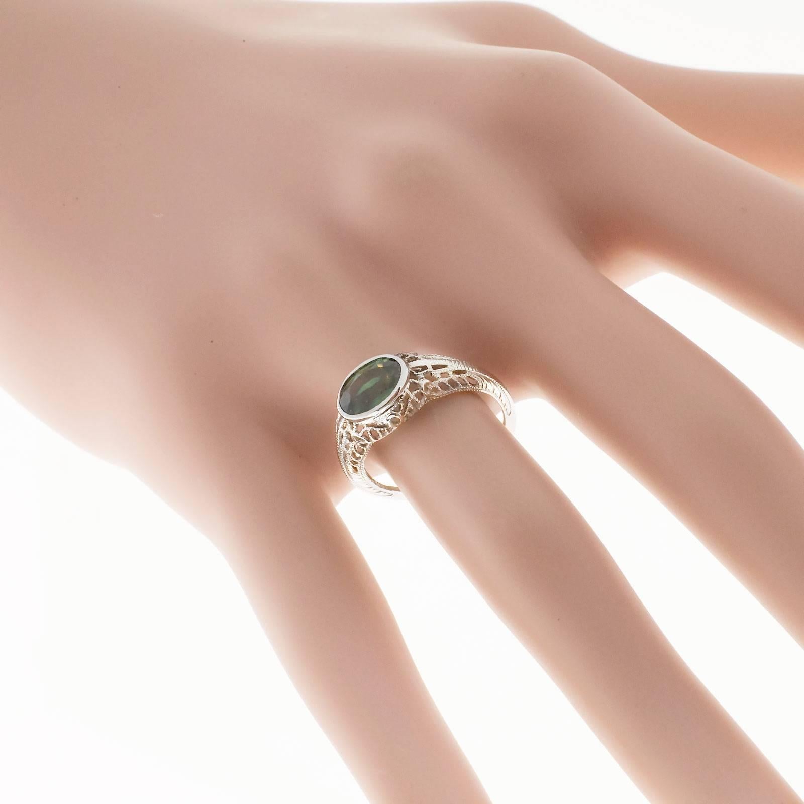 Art Deco 1.51 Carat Green Sapphire Filigree Gold Ring For Sale 1