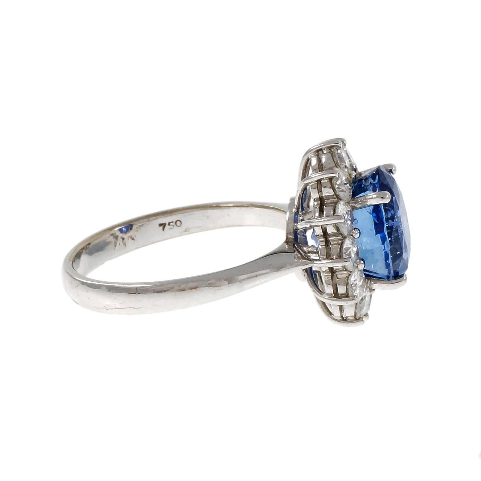 Verlobungsring mit natürlichem ovalem Saphir und Diamant-Halo aus Gold (Ovalschliff)