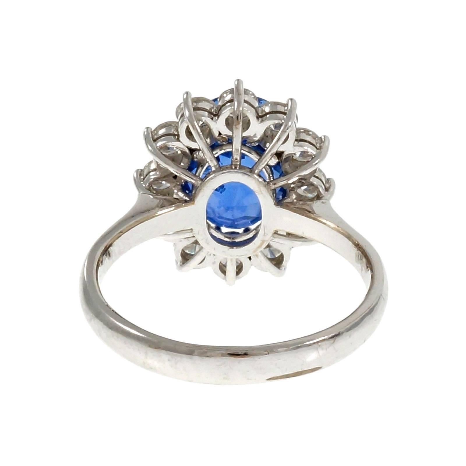 Verlobungsring mit natürlichem ovalem Saphir und Diamant-Halo aus Gold im Zustand „Gut“ in Stamford, CT