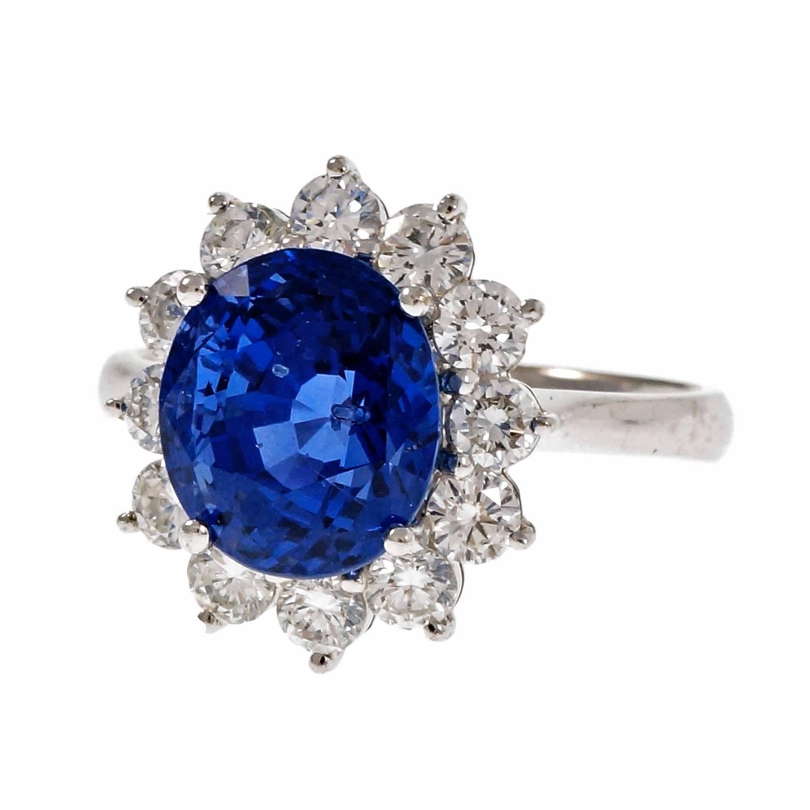 Natürliche keine Hitze 5,11ct Top Edelstein blau AGI zertifiziert ovalen Saphir Verlobungsring in einem klassischen ovalen Halo Diamant 18k Weißgold Ring gesetzt. Herkunft Madagaskar.

1 ovaler feiner blauer Saphir, ca. Gesamtgewicht 5,11cts, VS -
