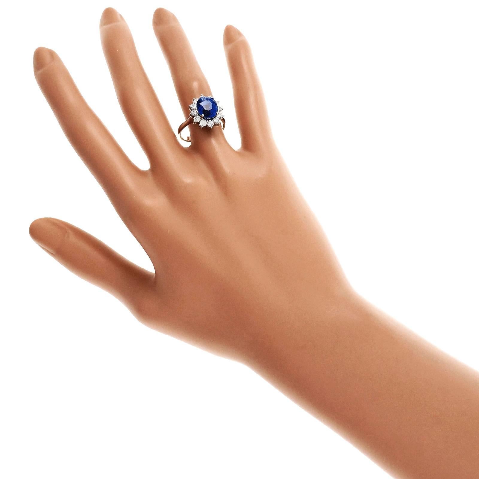 Verlobungsring mit natürlichem ovalem Saphir und Diamant-Halo aus Gold 1