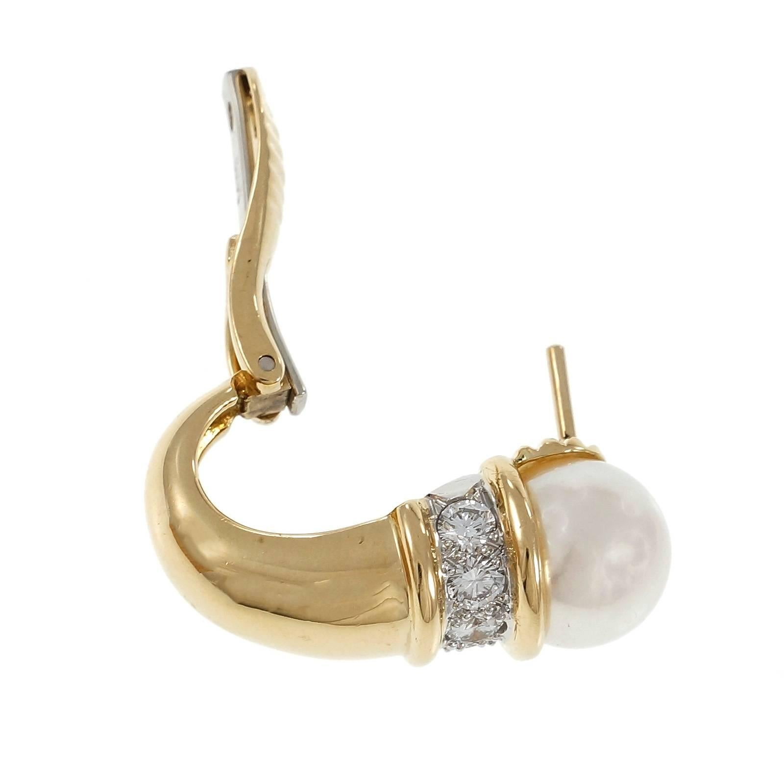 Gumps Zuchtperlen-Diamant-Ohrringe aus Gold mit Füllhorn-Design   (Rundschliff) im Angebot