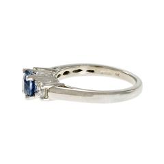 Natürlicher natürlicher hellblauer Saphir Diamant Platin Verlobungsring mit drei Steinen