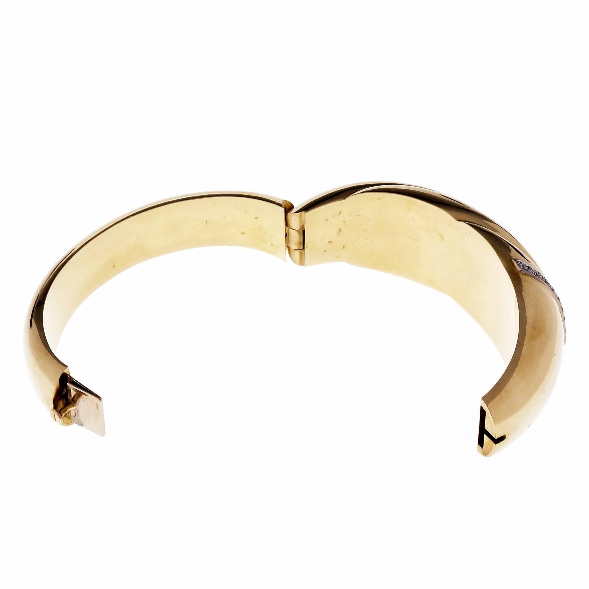 Bracelet jonc large en or et diamants  Pour femmes en vente