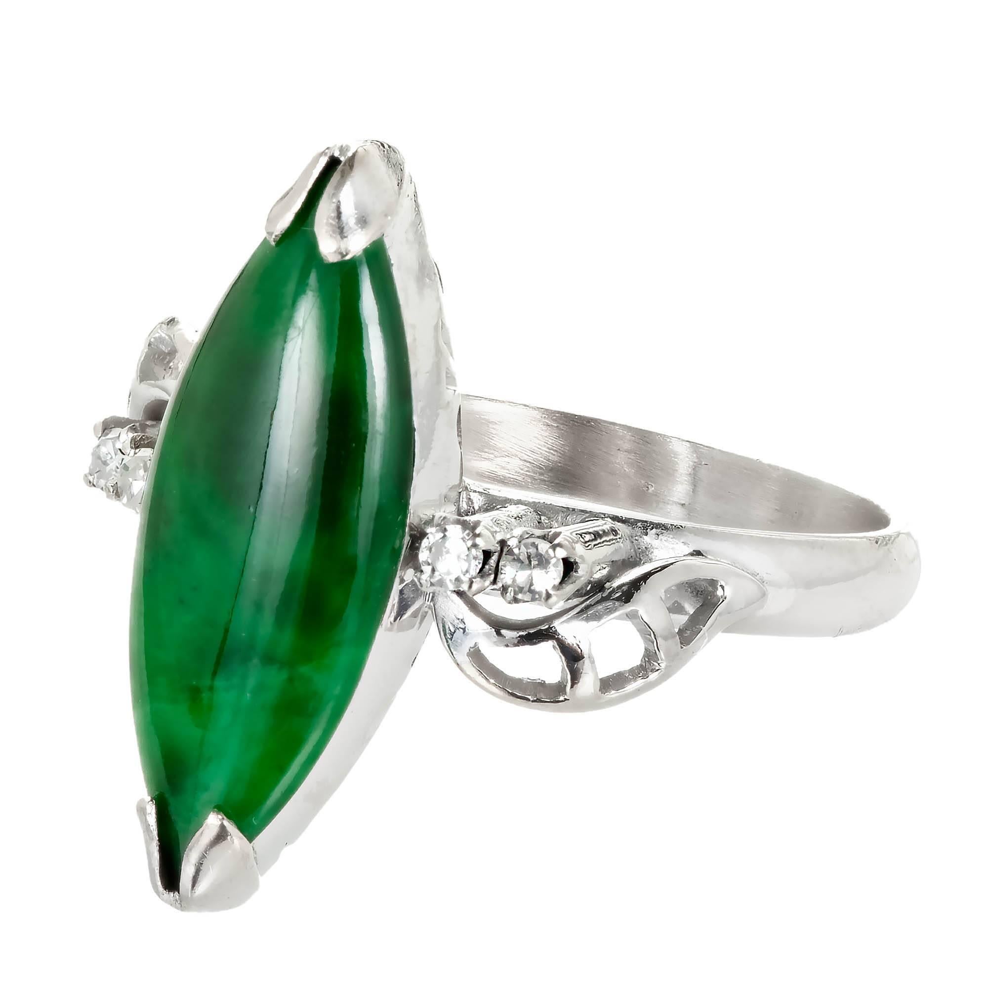 1960's Mitte des Jahrhunderts Marquise hellgrün Jadeit Jade und Diamant-Ring. Die Jade hat einen faszinierenden grünen Farbton, der von 4 Diamanten im Einzelschliff in einer Fassung aus 14 Karat Weißgold akzentuiert wird. Vom GIA als natürlich und
