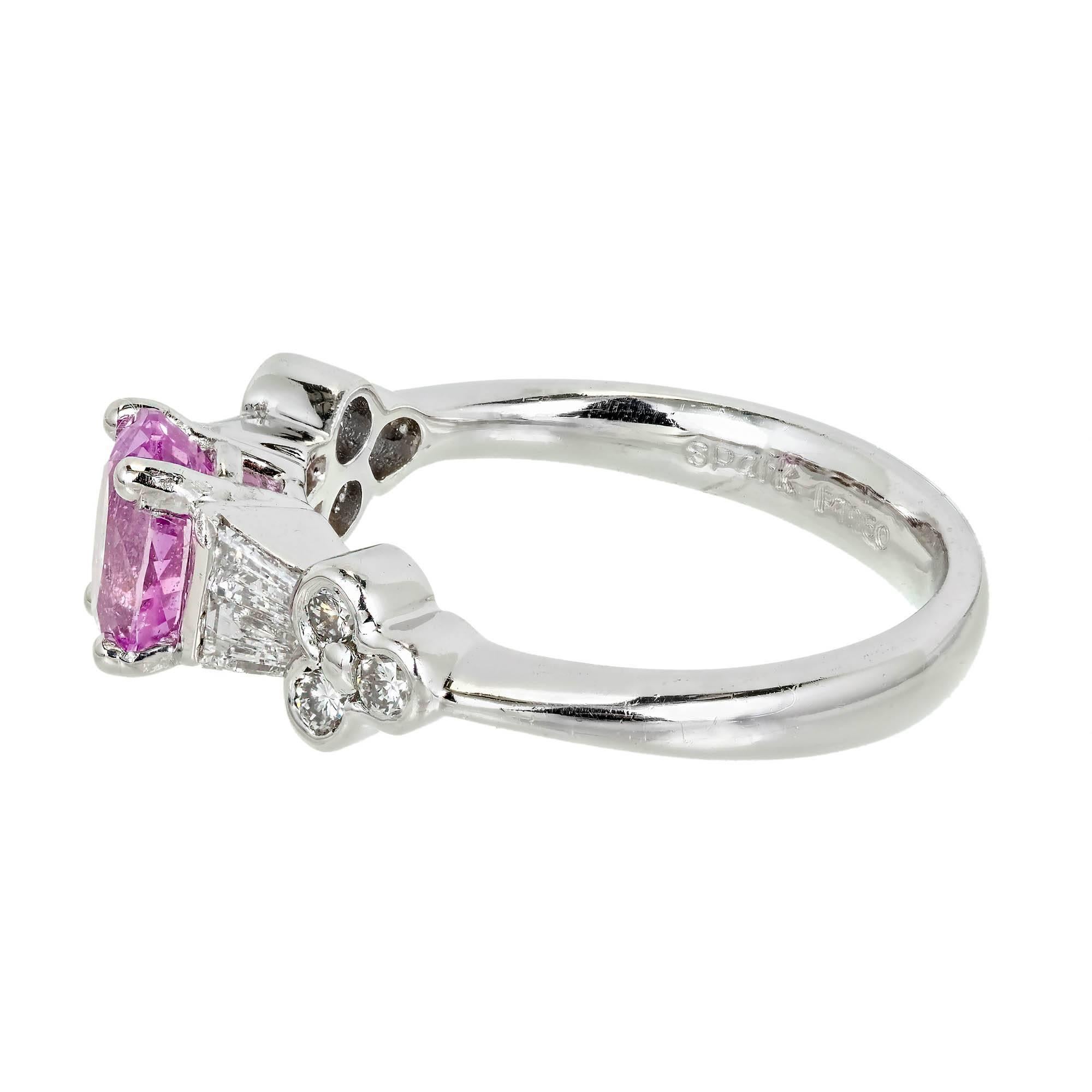 Verlobungsring mit GIA-zertifiziertem rosa ovalem Saphir und Diamant in Platin (Baguetteschliff) im Angebot