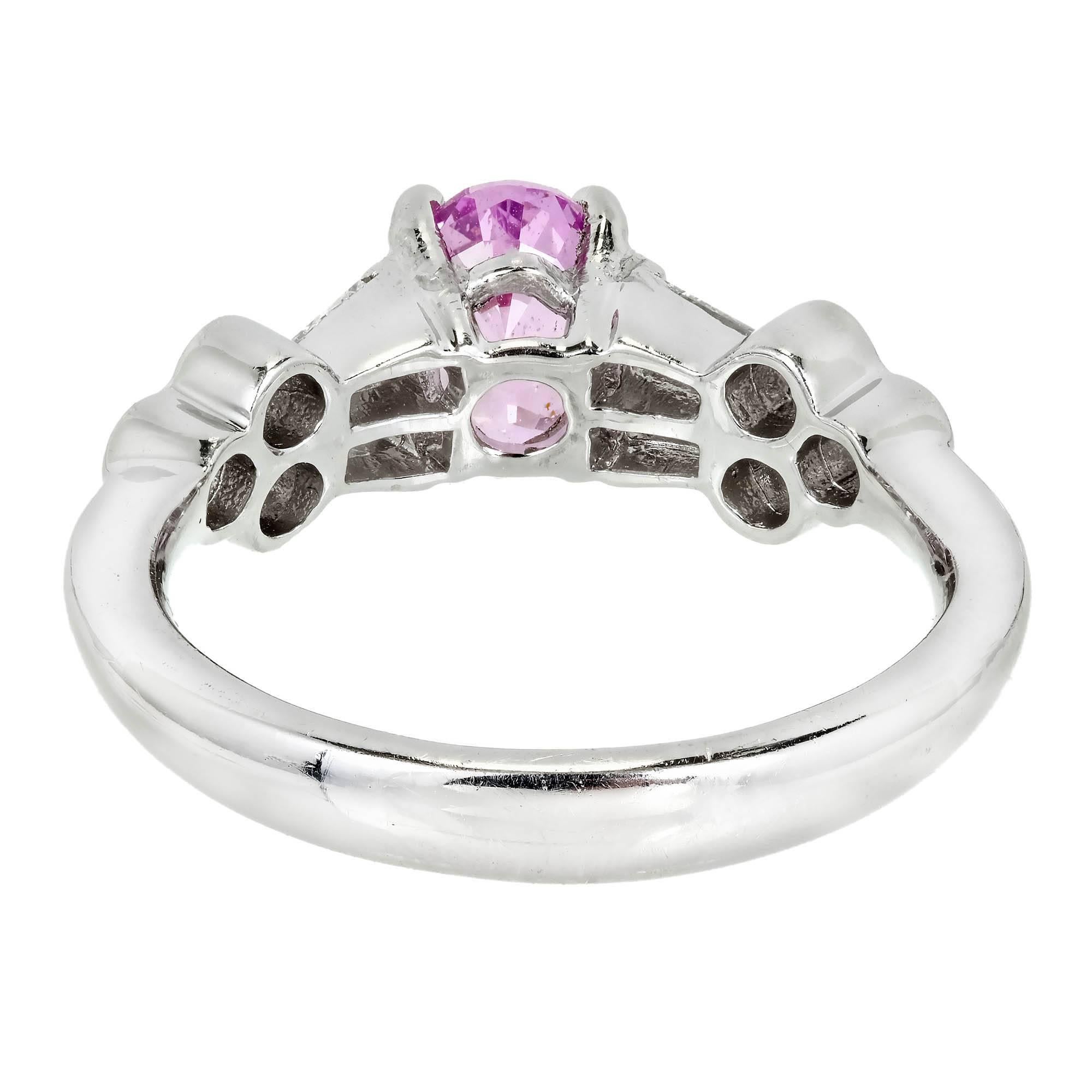 Verlobungsring mit GIA-zertifiziertem rosa ovalem Saphir und Diamant in Platin im Zustand „Gut“ im Angebot in Stamford, CT