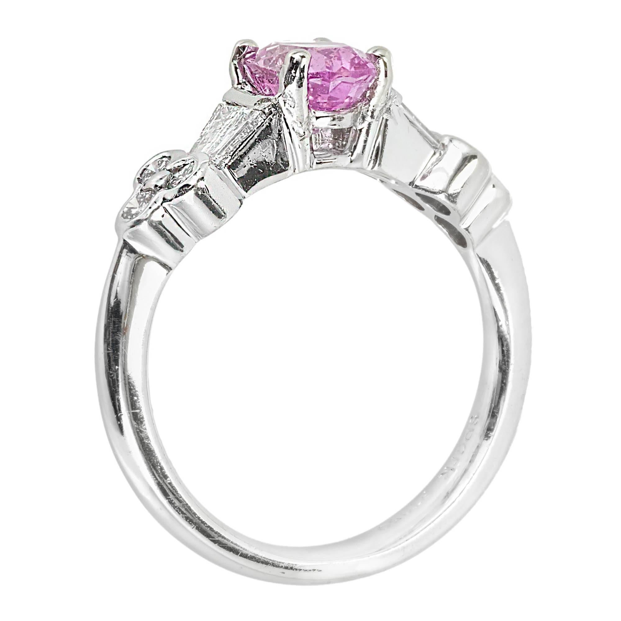 Verlobungsring mit GIA-zertifiziertem rosa ovalem Saphir und Diamant in Platin Damen im Angebot