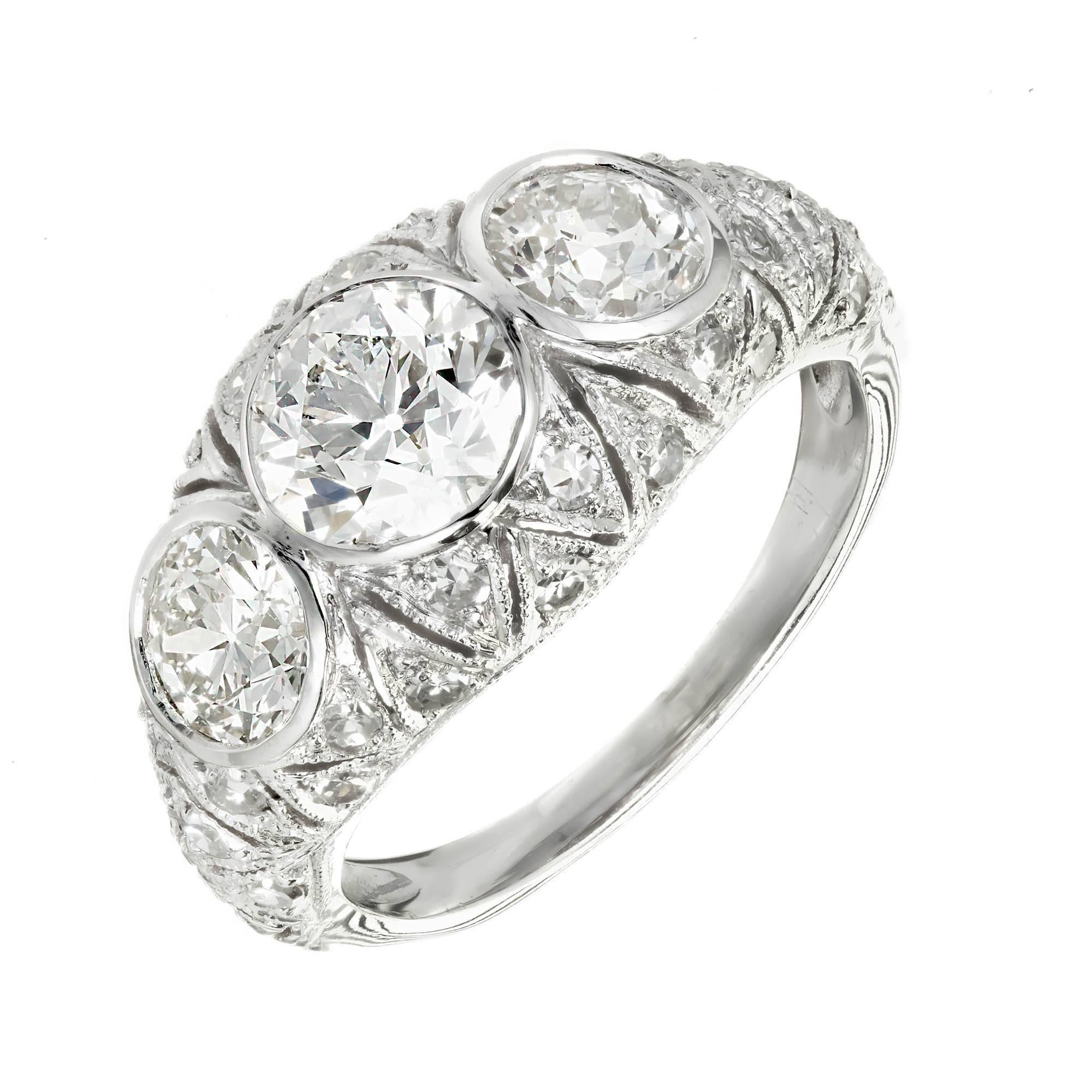 Art Deco Verlobungsring um 1920 - 1925 mit 3 alten europäischen Diamanten im Brillantschliff, komplett mit erhöhten Kronen und kleinen Tafeln. Der Ring hat eine gewölbte Oberseite, die mit Handgravur, durchbohrt und milgrain Perlen Detail getan ist.