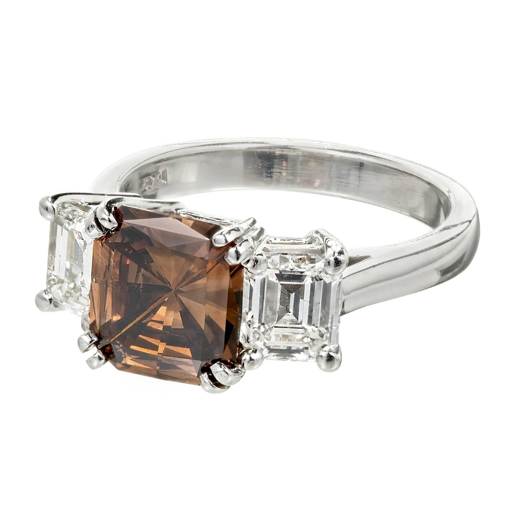 Taille radiant Peter Suchy Bague de fiançailles à trois pierres en platine avec diamant brun de 2,14 carats certifié GIA en vente