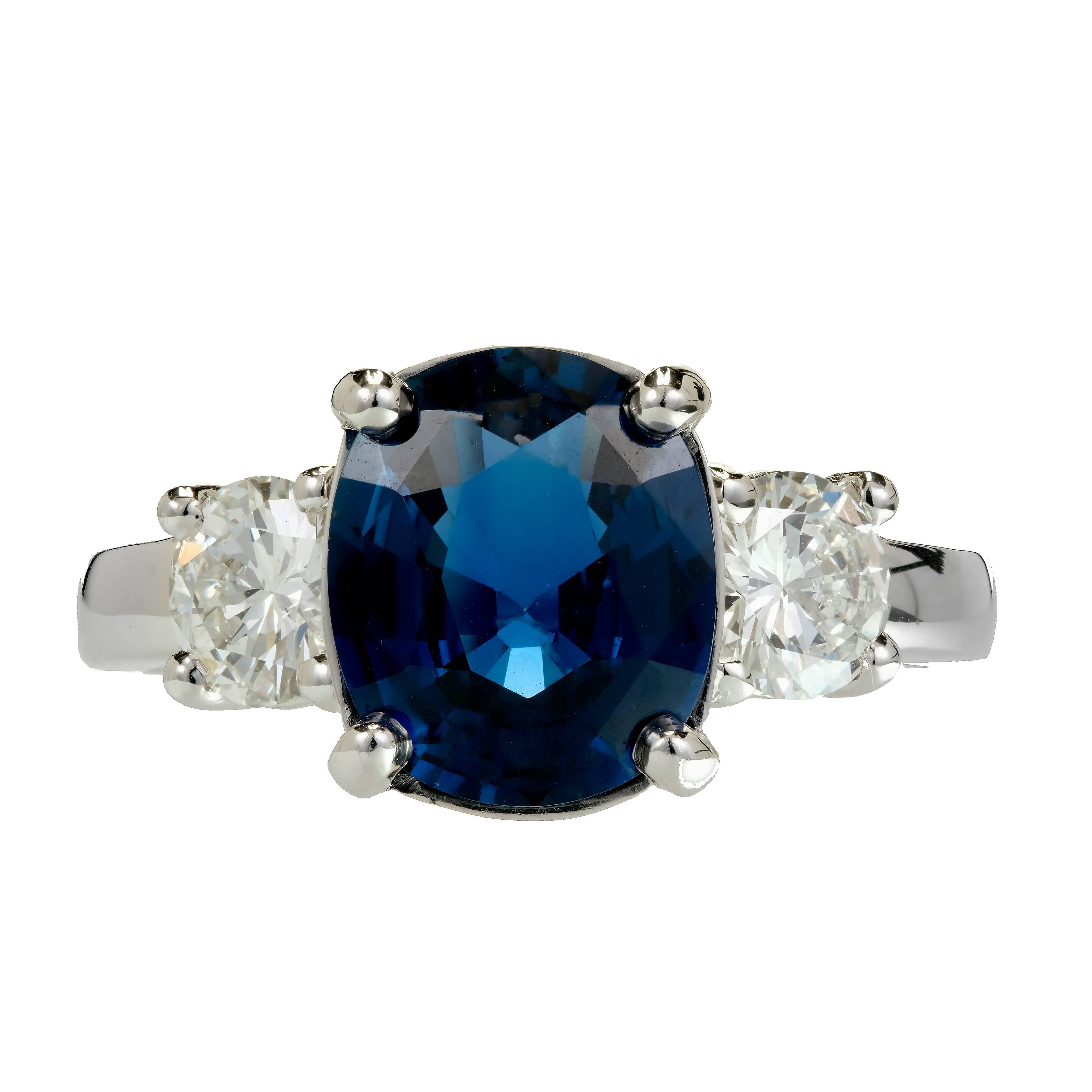 Bague de fiançailles Peter Suchy Platinum Sapphire Diamond. Saphir ovale bleu certifié par le GIA, classé comme Saphir bleu naturel, chaleur simple uniquement, pas d'autres améliorations. La pierre mesure 10,3 x 8,69 x 4,36 mm.  Sertie de deux