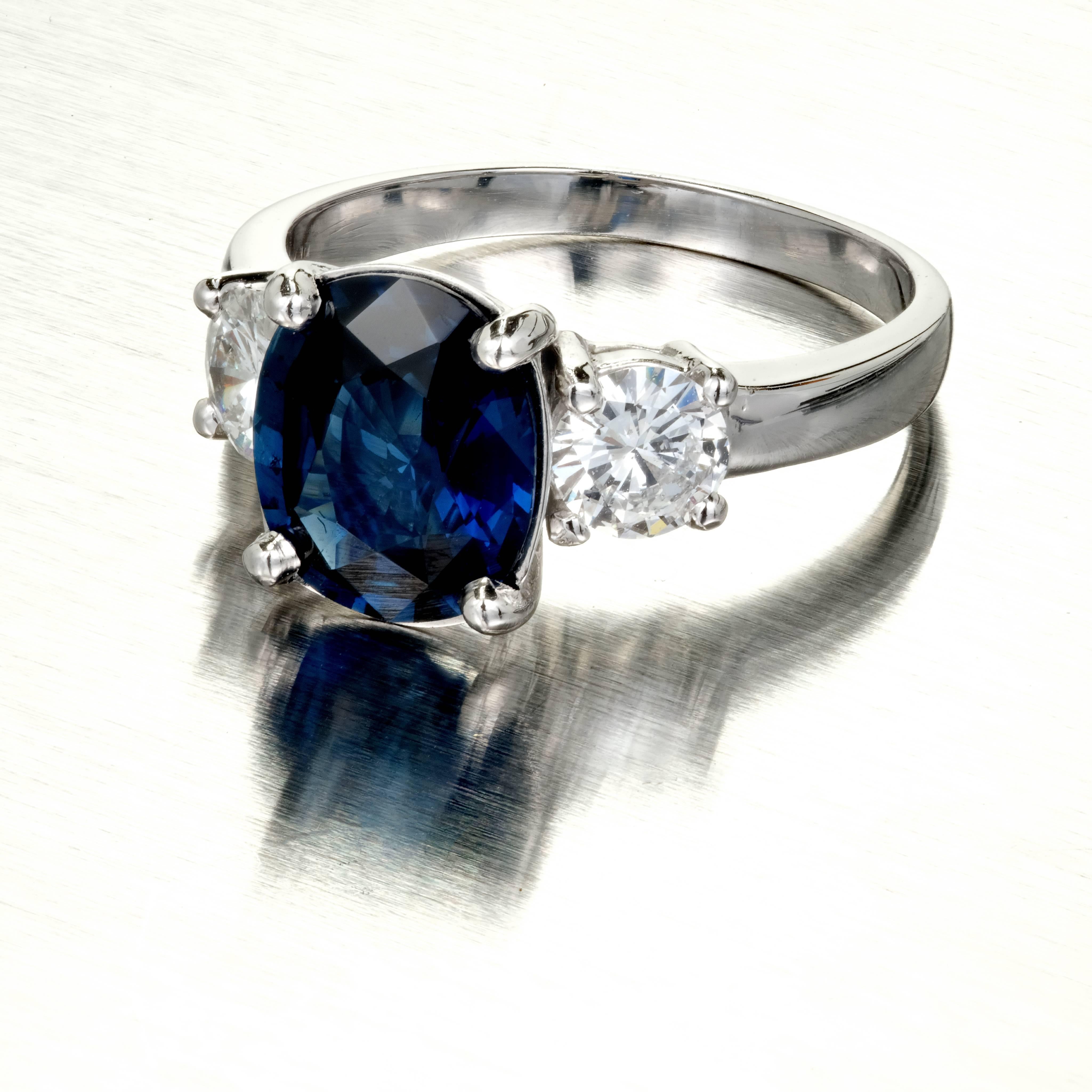 Taille ovale Peter Suchy Bague de fiançailles à trois pierres en diamants et saphir bleu de 3,24 carats certifié GIA  en vente