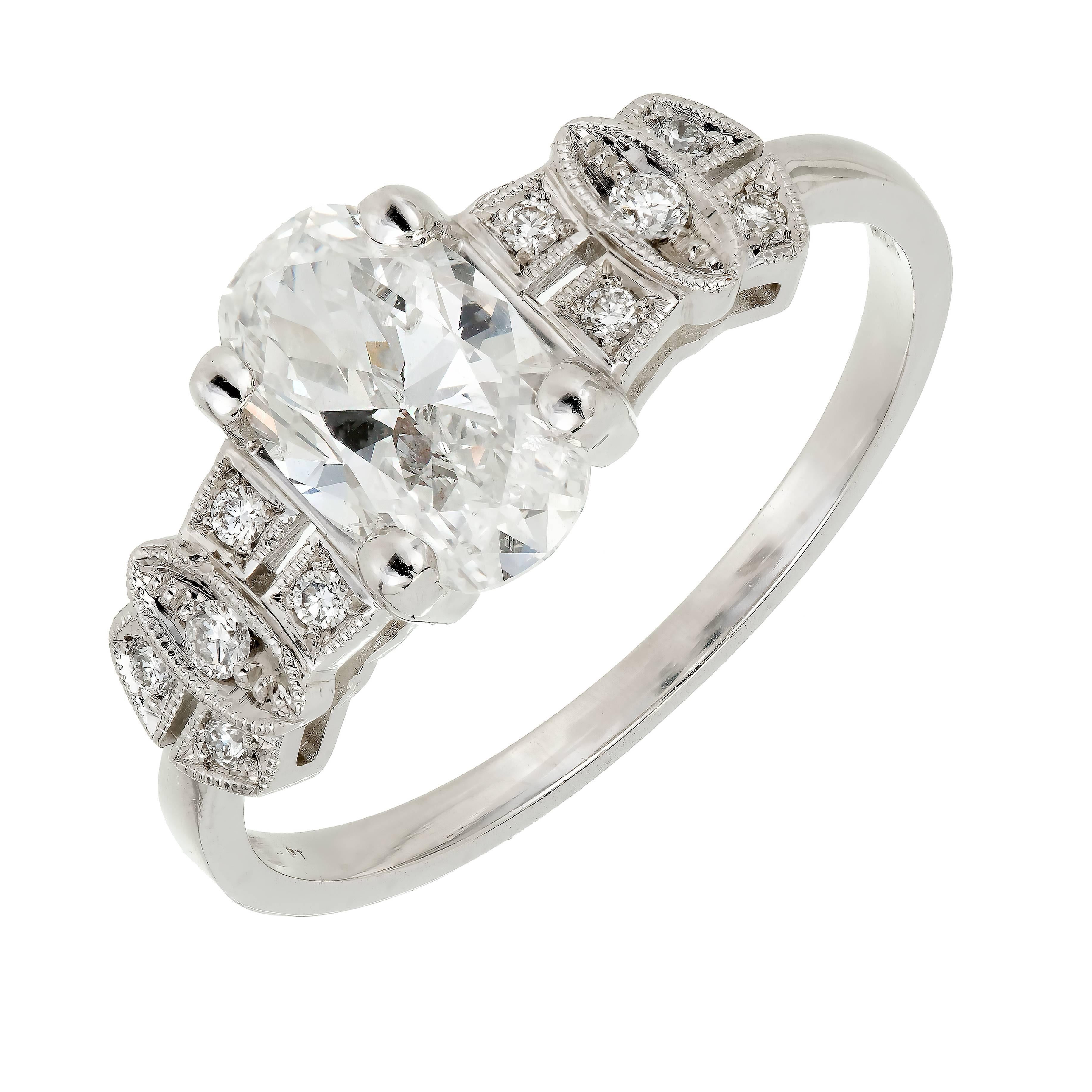 Peter Suchy : bague de fiançailles en platine avec diamant ovale d'inspiration antique. Diamant blanc de forme ovale allongée avec des accents de diamant blanc brillant de l'atelier Peter Suchy.

1 diamant ovale, poids total d'environ 1,08 ct, F,