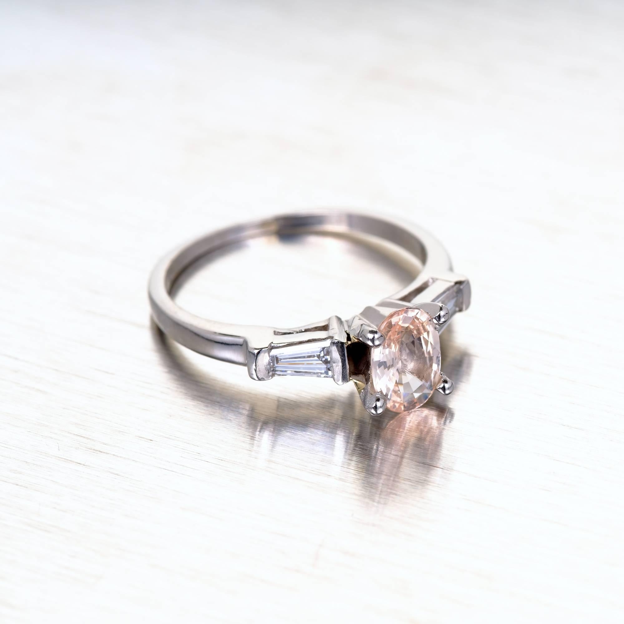 Taille ovale Peter Suchy Bague de fiançailles en platine avec saphir orange certifié GIA et diamants en vente