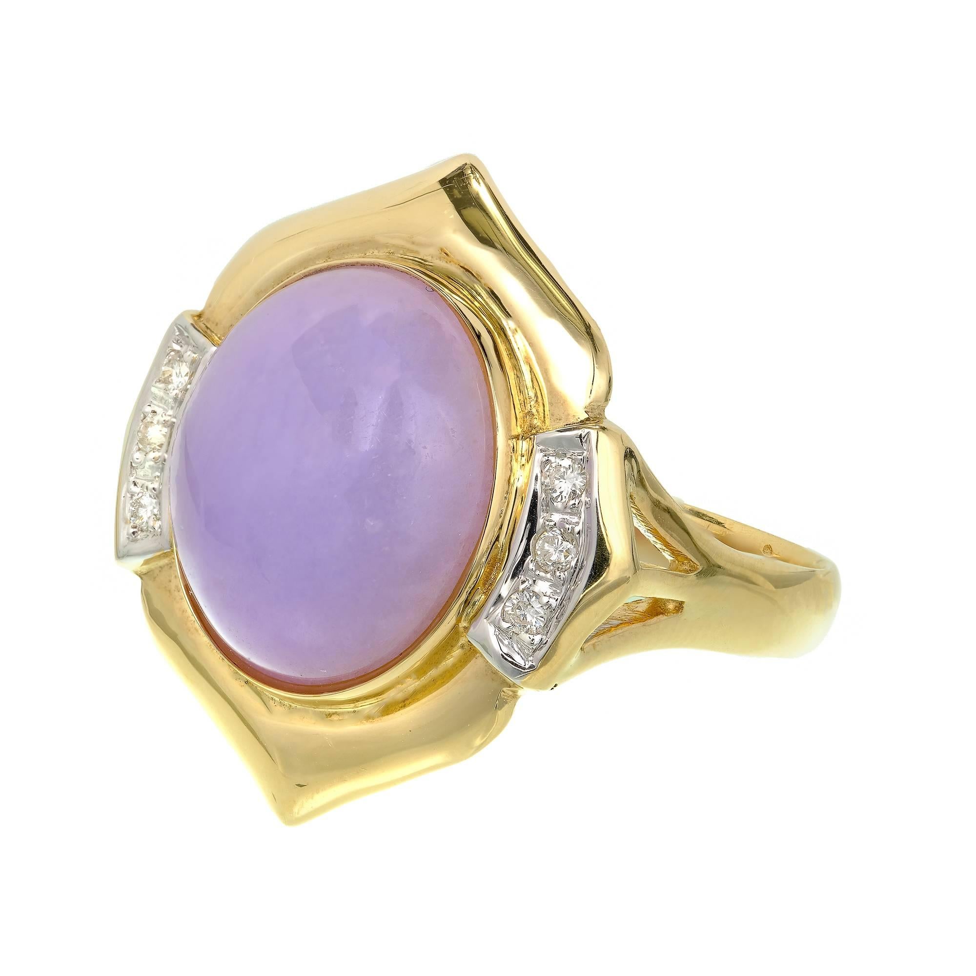 Lavendel Jadeit Jade Ring mit funkelnden Vollschliff Diamant Akzente in einer handgefertigten 14k Gelbgold Fassung.

1 ovaler Cabochon violetter Jadeit, 13,92 x 12,24 x 7,06mm, GIA Zertifikat #2185640058
6 Diamanten im Vollschliff, Gesamtgewicht ca.