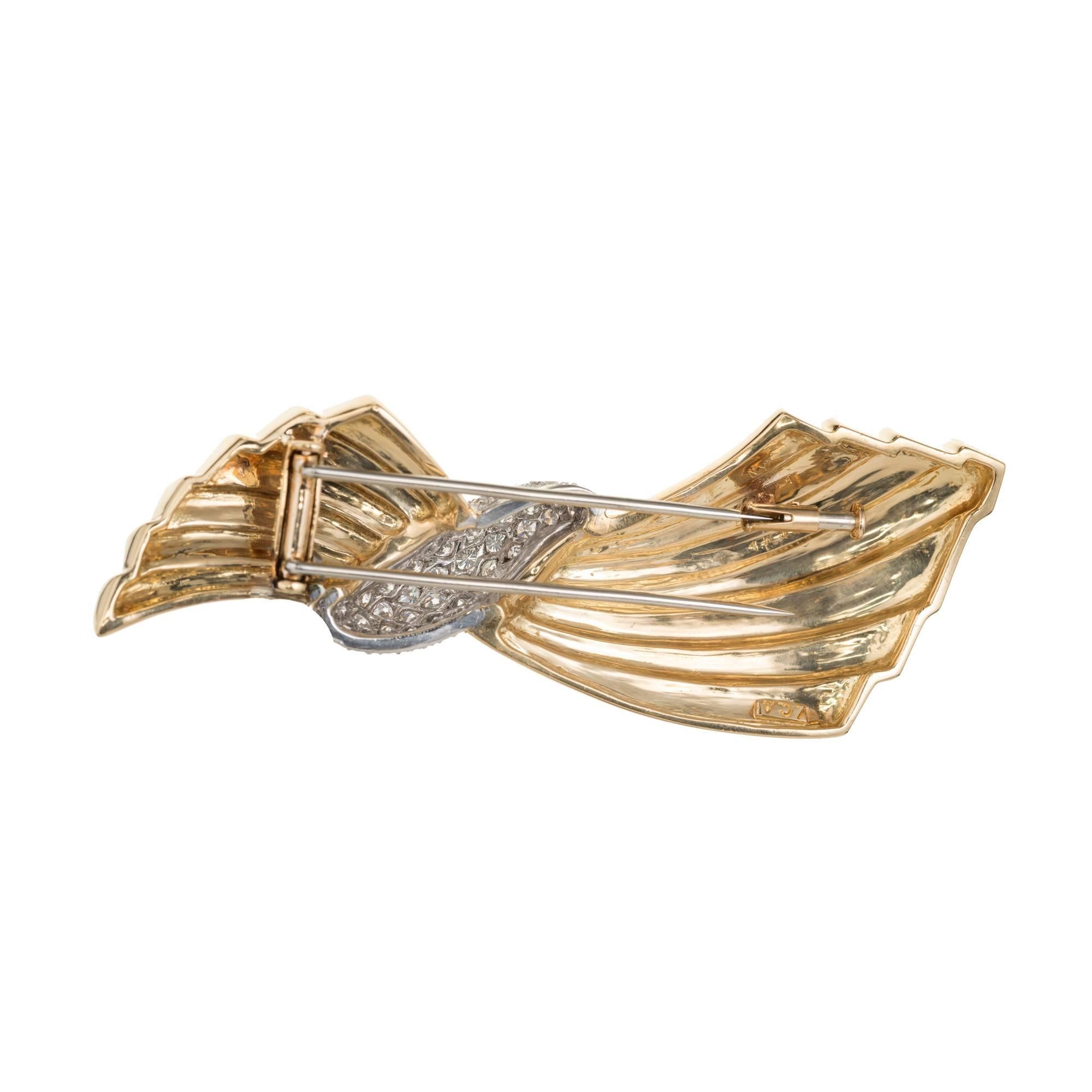 Round Cut Van Cleef & Arpels 1.60 Carat Diamond Swirl Gold Brooch For Sale