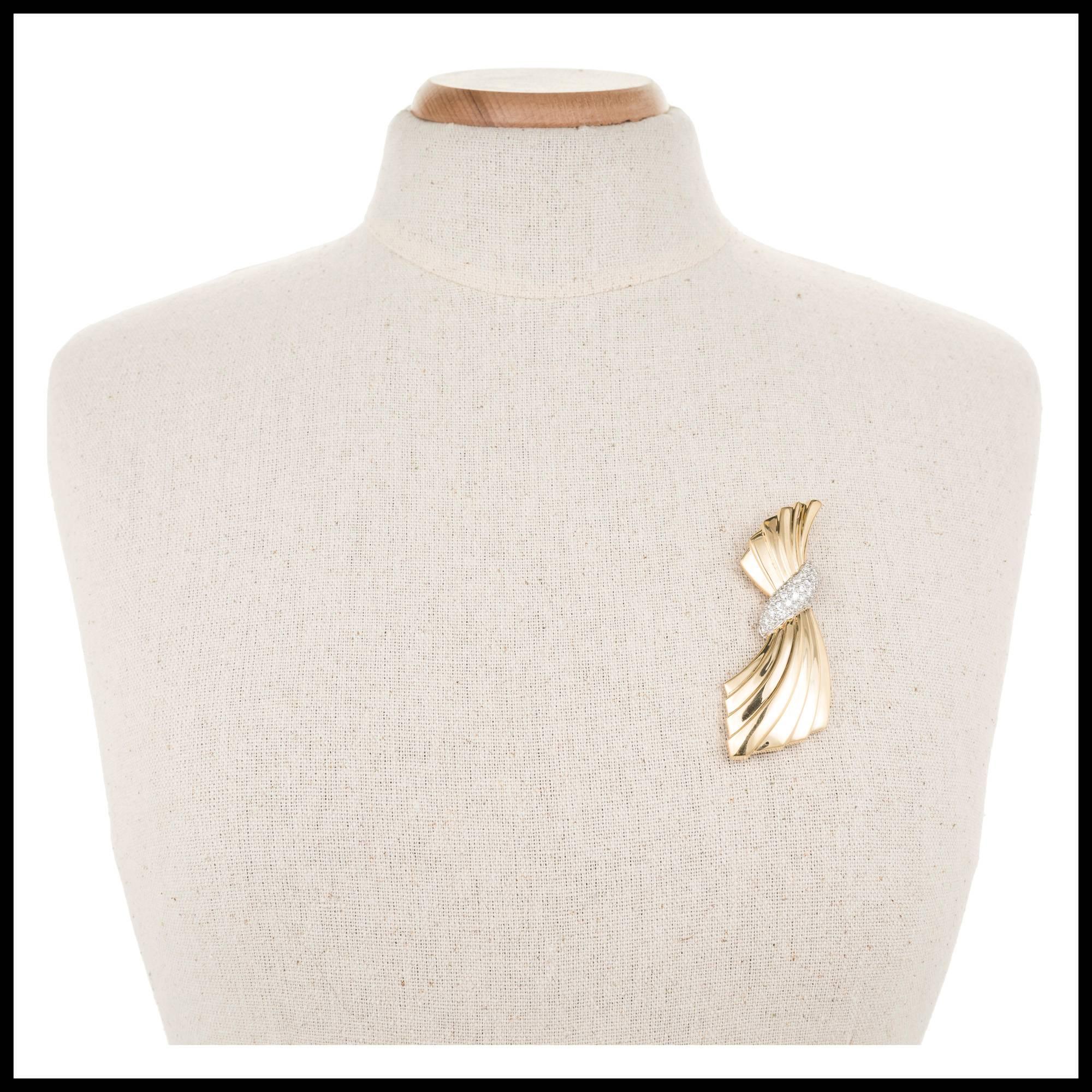 Van Cleef & Arpels 1.60 Carat Diamond Swirl Gold Brooch For Sale 2
