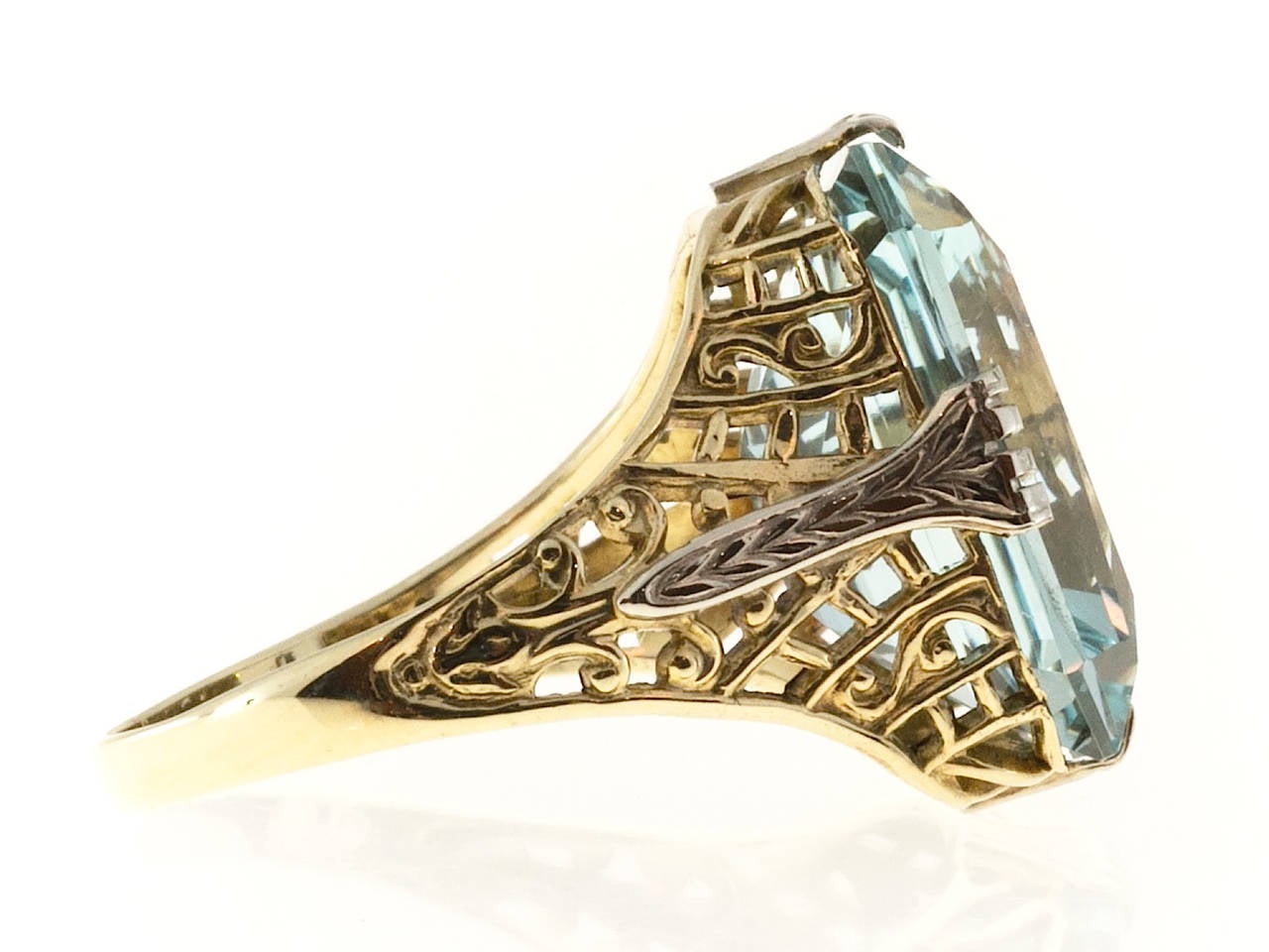 Aquamarine Gold Filigree Ring In Good Condition In Stamford, CT