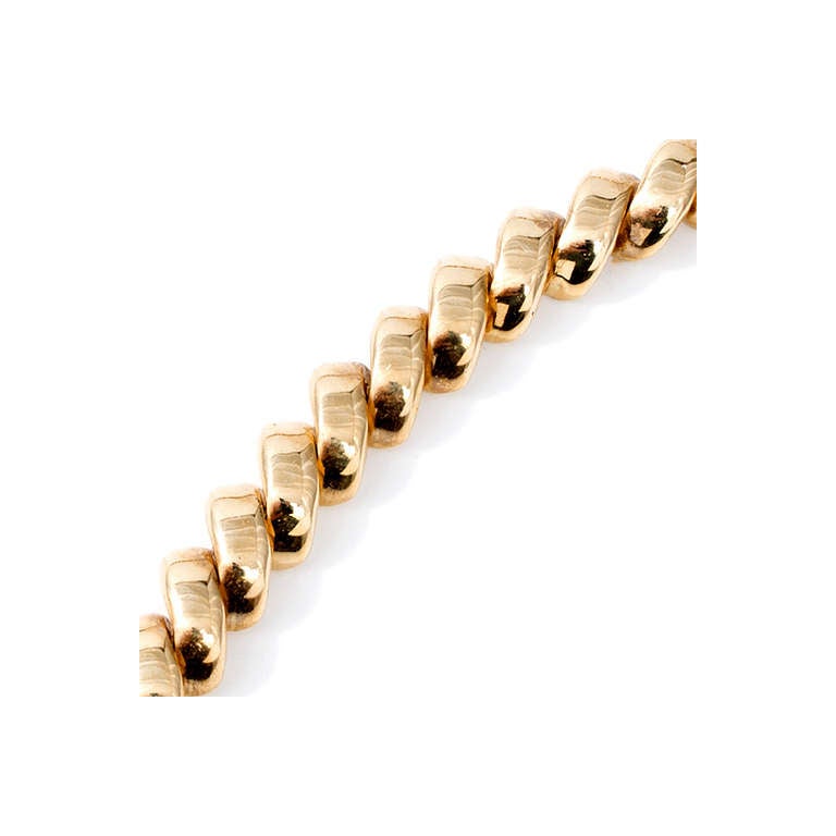 Die Tiffany & Co San Marco Halskette mit Scharnier aus Gold ist ein atemberaubendes Schmuckstück, das Eleganz ausstrahlt. Diese Halskette ist mit einem Scharnier versehen, das ihr eine einzigartige Note verleiht. Diese Halskette aus 18 Karat
