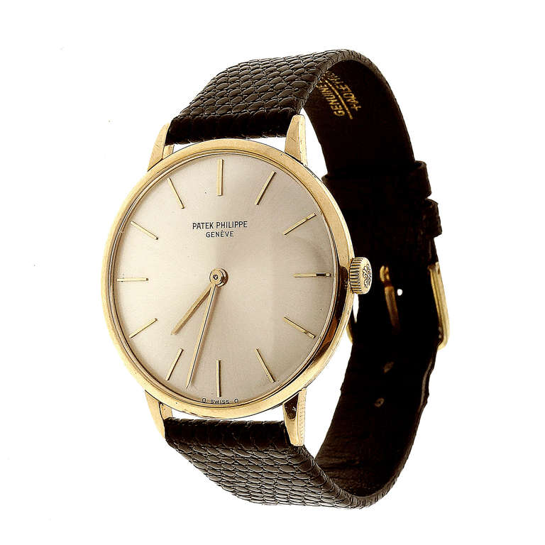 Klassische Patek Philippe Calatrava 1960 Original Handaufzug Armbanduhr. Unverfälschtes originales silbernes Zifferblatt mit goldenen Strichindizes. Ausgezeichnete Bedingungen. Sieht toll am Handgelenk aus. 

18k Gelbgold
Spitze: 39mm
Breite ohne