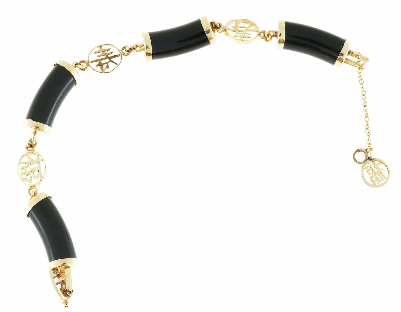 Bracelet en Jade Néphrite naturelle noire certifiée AGL et or jaune 14k à motif chinois. 4 cylindres de Jade noire bien polie sont reliés par des maillons ovales découpés avec des caractères chinois. Une fermeture de boîte sécurisée et une chaîne de