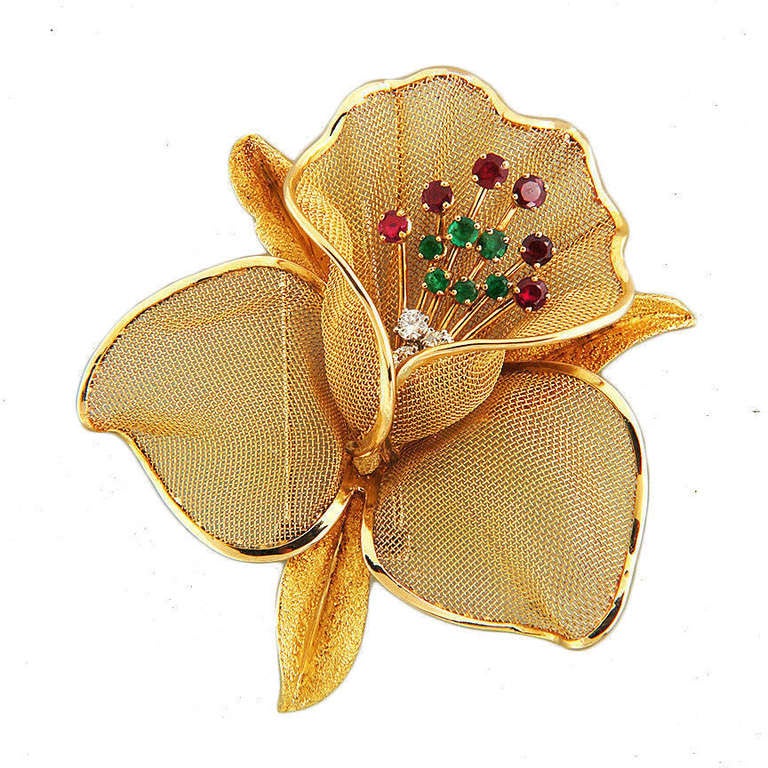 Vintage Merin 18k 3 Dimensional Mesh Ruby Emerald Diamond Flower Pin
Original handmade Merin 18k yellow gold fine mesh 3-D flower pin with top quality workmanship and fantastic quality genuine brightly colored stones. Circa 1950 to 1960. Made in