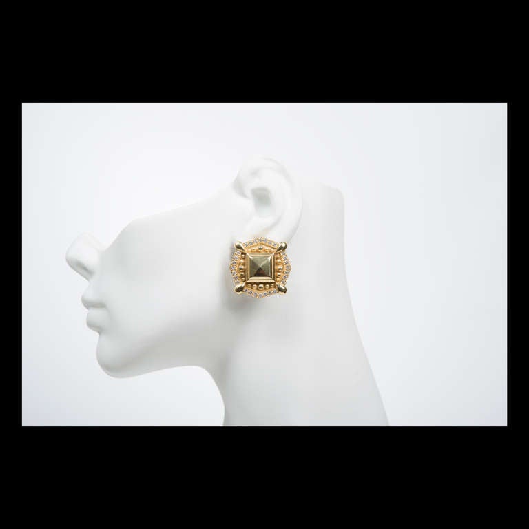 2,52 Karat Diamant Texturiertes Gelbweißgold Clip Post Ohrringe im Zustand „Gut“ im Angebot in Stamford, CT