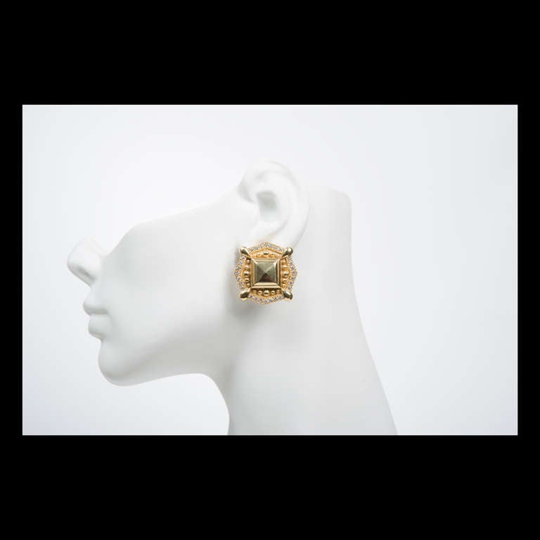 Orecchini a clip in oro bianco e giallo con diamante da 2,52 carati In condizioni buone in vendita a Stamford, CT
