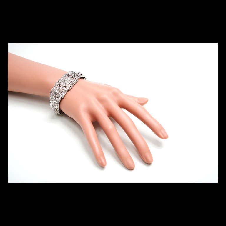 Bracelet Art déco à larges maillons articulés en platine avec diamants de 1,22 carat Pour femmes en vente