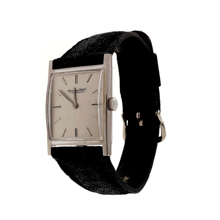Rechteckige IWC-Armbanduhr aus 18 Karat Weißgold:: um 1962. Manuelles Windwerk. 

18k Weißgold
33::2 Gramm
Breite ohne Krone: 25.67 mm
Breite mit Krone: 27.5mm
Breite des Bandes am Gehäuse: 21mm
Gehäusedicke: 9.4mm
Zifferblatt: Versilbert mit