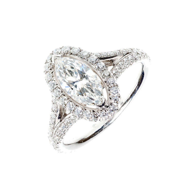 Verlobungsring mit 0,99 Karat Marquise-Diamant-Halo aus Platin von Peter Suchy