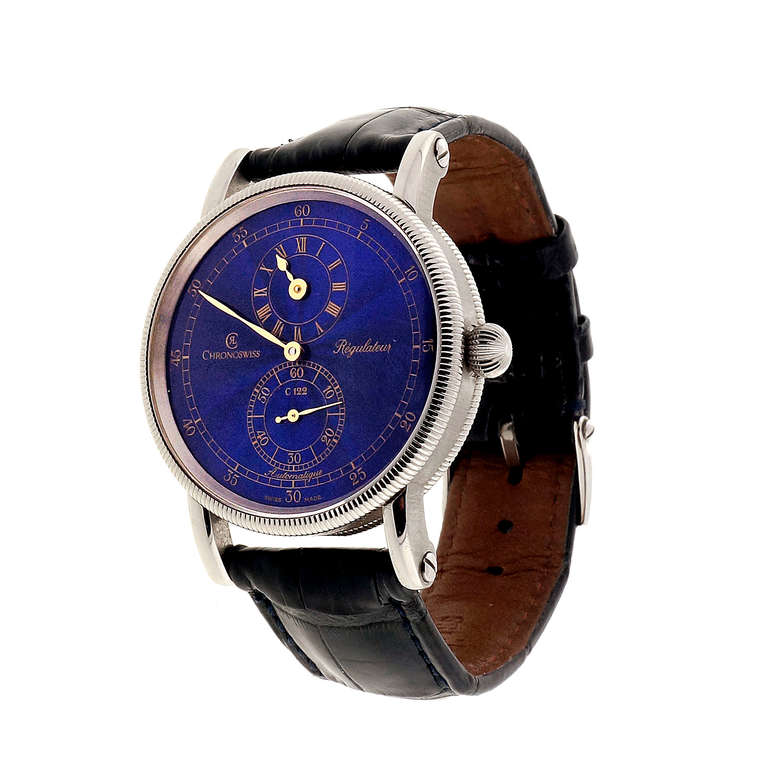 Chronoswiss Edelstahl-Armbanduhr mit blauem Regulator-Zifferblatt, Ref. CH 1223.

Rostfreier Stahl
Breite ohne Krone: 38mm
Breite mit Krone: 41.24mm
Bandbreite am Gehäuse: 20mm
Gehäusedicke: 10,4 mm
Schließe: Chronoswiss 
Kristall: Saphir