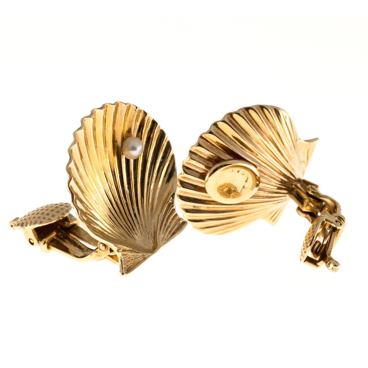 Tiffany & Co. Pearl Gold Shell Clip Earrings In Good Condition In Stamford, CT