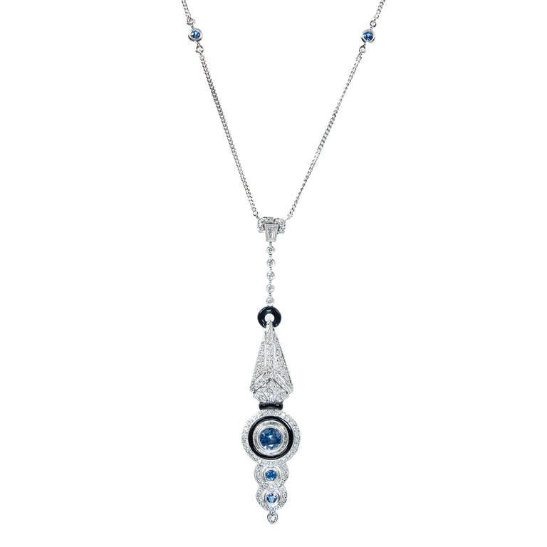 Art-Deco-Revival-Lavaliere-Anhänger aus 18 Karat Weißgold mit schwarzem Onyx im Sonderschliff:: hochwertigen F-G:: Vs-Diamanten in runder und Baguette-Form und einem der besten und hellsten Saphire im europäischen Schliff:: die wir seit langem