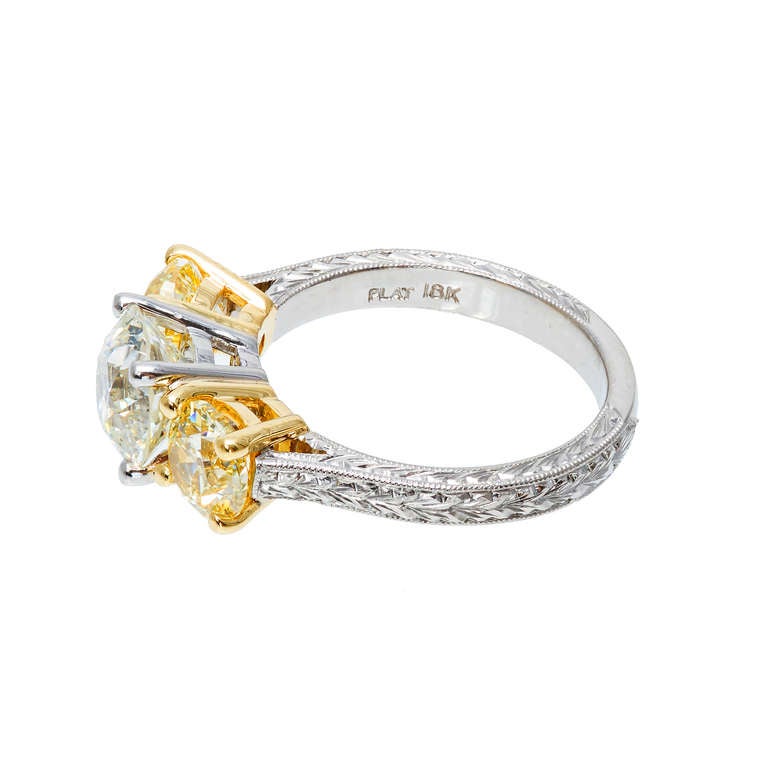 Taille ronde Peter Suchy Bague de fiançailles à trois pierres en or et platine avec diamant jaune de 4,06 carats en vente