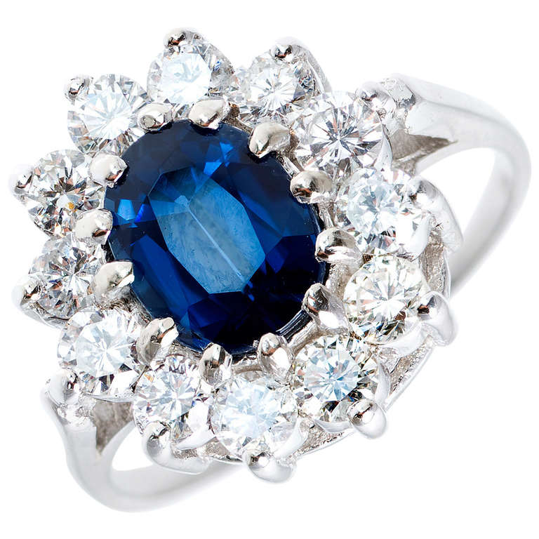 Bague de fiançailles en or blanc avec saphir bleu de 1,63 carat et diamant en forme de halo, certifiée par le GIA.