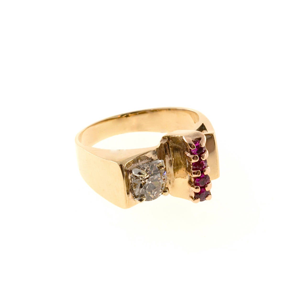 Handgefertigter englischer Ring im Retro-Stil von 1940 aus hellem Roségold, besetzt mit r leuchtend blutroten Rubinen und einem echten europäischen braunen Naturdiamanten in einer Platinfassung. Ausgezeichneter Gesamtzustand. Englischer