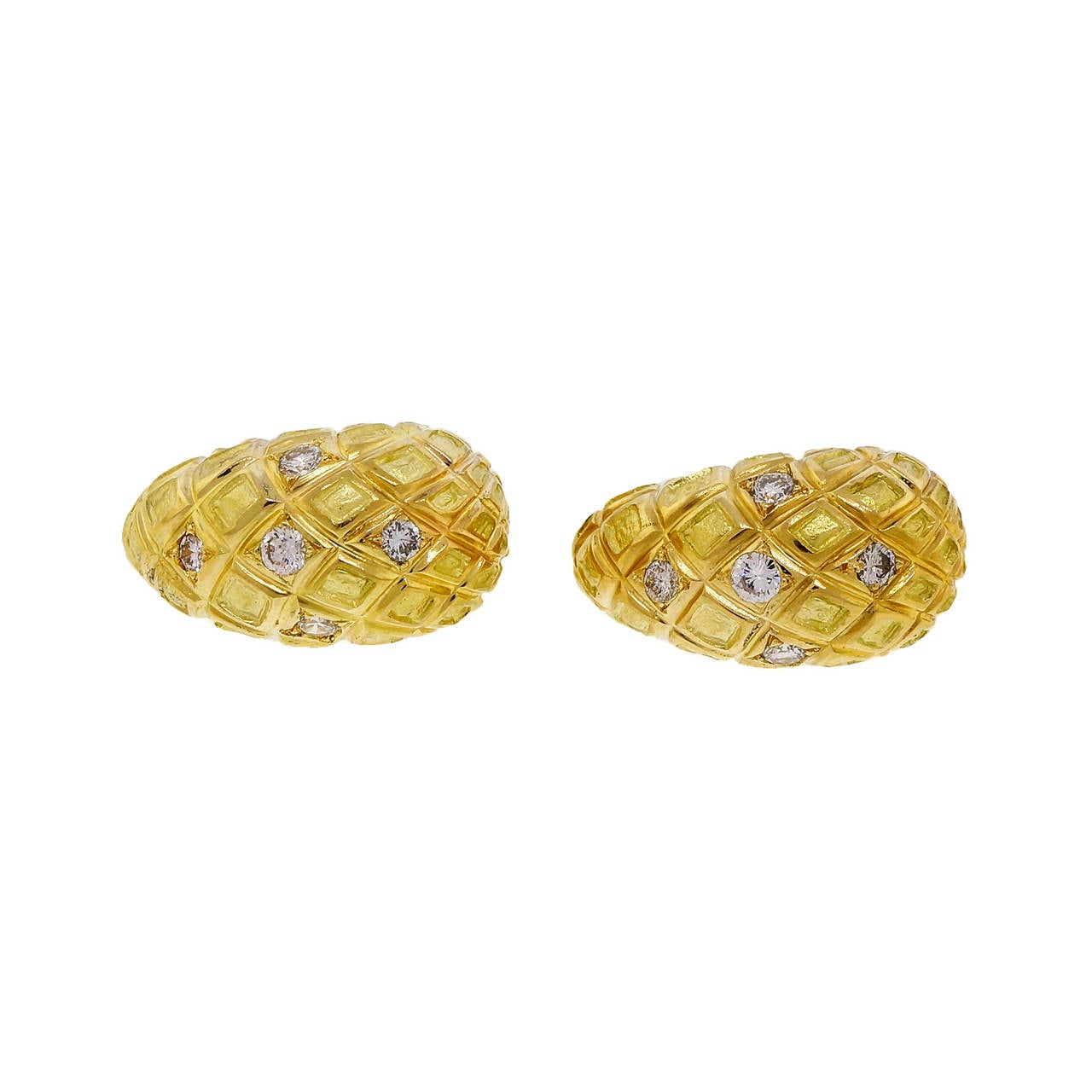 Vintage clip post diamond earrings. Textured and shiny finishes. Bright shiny diamonds. Circa 1980.

10 round diamonds, approx. total weight .70cts, H, SI1
18k yellow gold
Tested and stamped: 18k
21.4 grams
Top to bottom: 26.08mm or 1.03