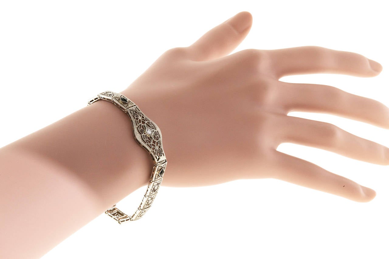 Bracelet filigrane en or blanc avec calibre de diamants et saphirs Bon état - En vente à Stamford, CT