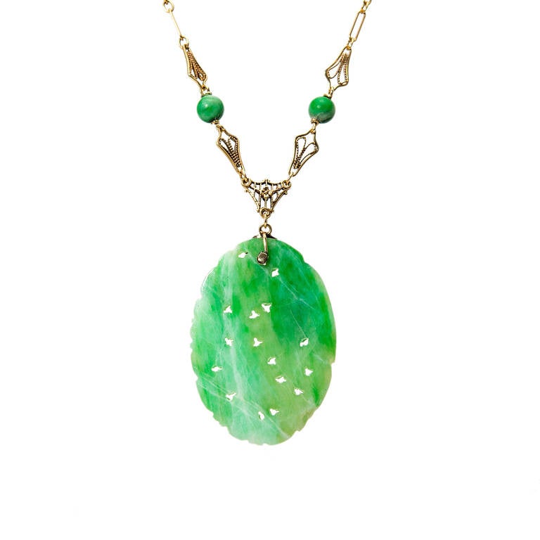 Antiker antiker geschnitzter ovaler Blumenanhänger aus natürlicher Jadeit Jade 1930 Damen