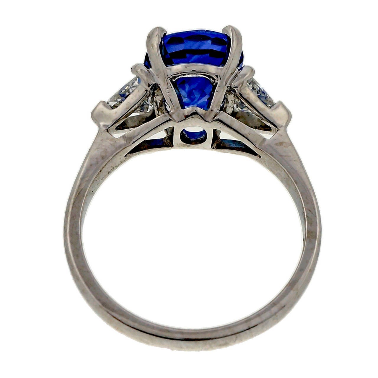 Bright Cornflower Blue Sapphire and Diamond Platinum Engagement Ring In Good Condition In Stamford, CT