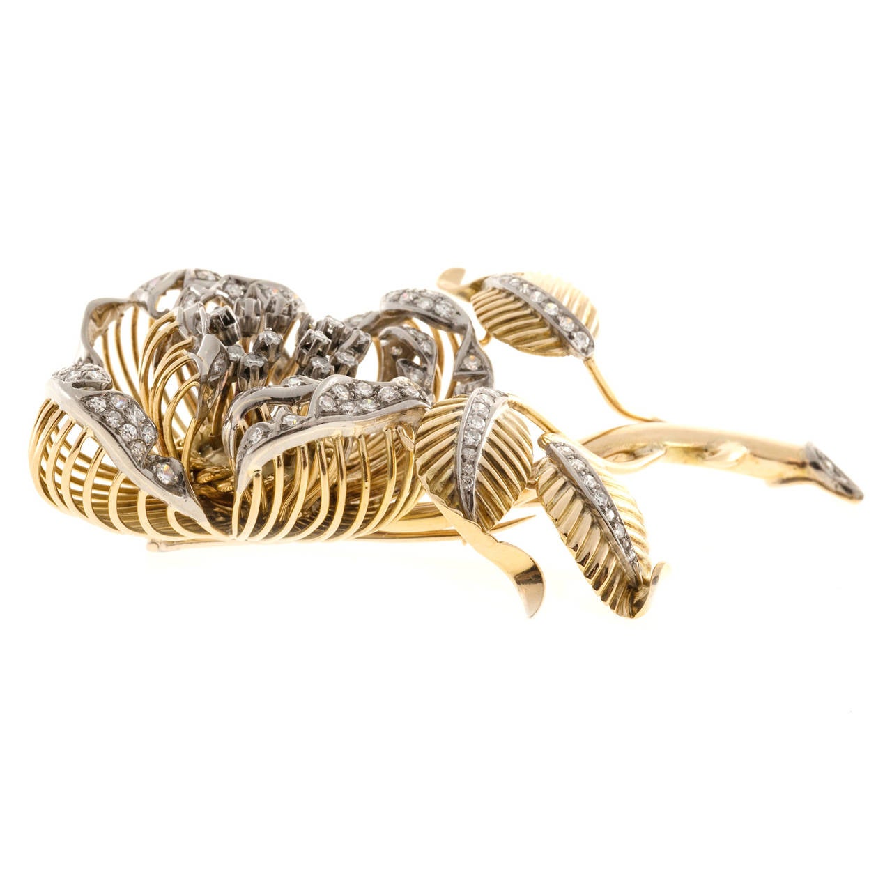 Taille ronde Broche en forme de fleur en or bicolore avec diamants en forme d'étrier de 2,20 carats en vente
