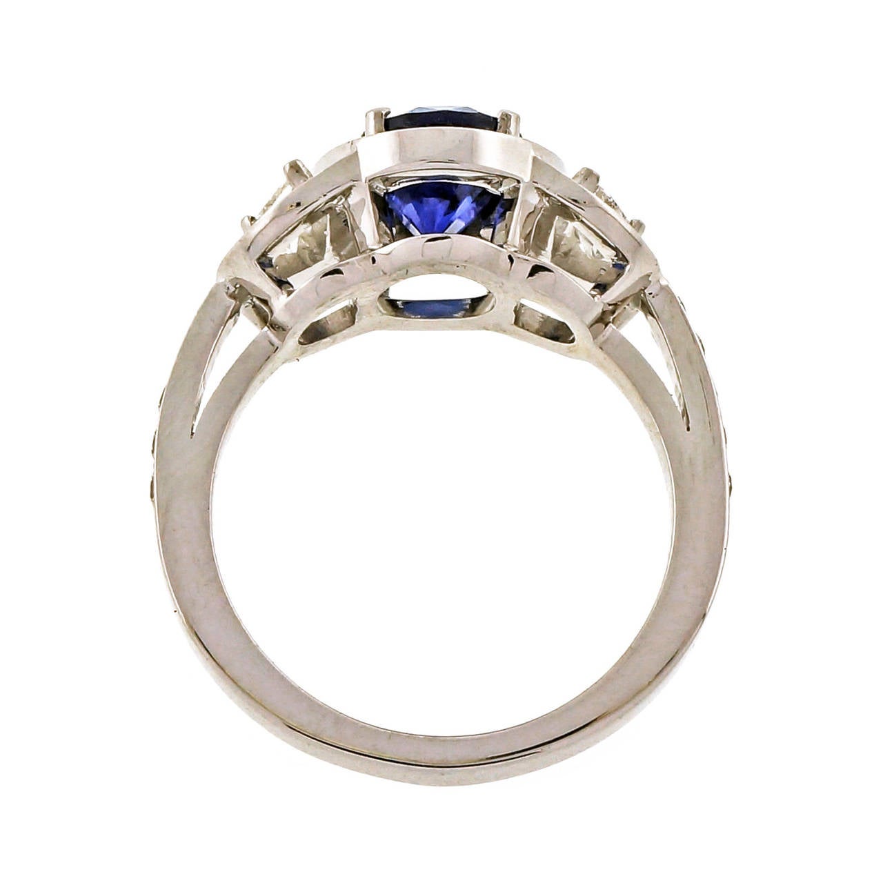 Bague de fiançailles Peter Suchy en platine avec saphir et halo de diamants de 1,89 carat Bon état - En vente à Stamford, CT