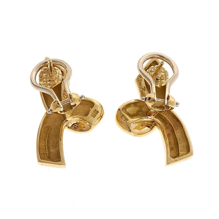 Tiffany & Co Paloma Picasso 18k yellow gold clip post swirl design earrings.

18k Yellow gold
Stamped: 18k
Tested: 18k
Hallmark: Tiffany + Co Paloma Picasso
Top to bottom: 25.35mm or 1 inch
Width: 13.89mm or .547 inch
12.9 grams
Depth: 2.82mm