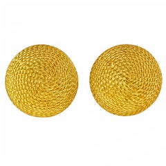 Pendientes Estilo Botón con Cúpula de Oro Amarillo Texturizado